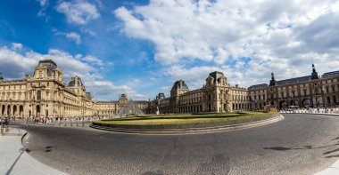 Güneşli bir günde Louvre Sarayı ve piramidin manzarası