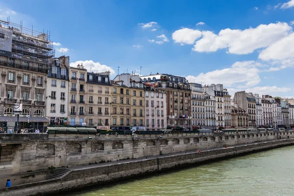 パリのポン ミシェルからのQuai Des Grands Auguinsの眺め — ストック写真