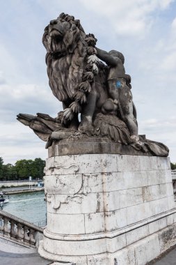 Aime-Jules Dalou 'nun Pont Alexandre III, Paris' teki aslan heykeli.