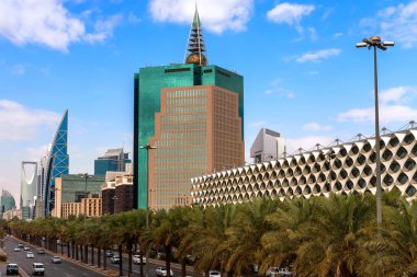 Kral Fahd Yolu ve Kral Fahad Ulusal Kütüphanesi güneşli bir günde, Riyad