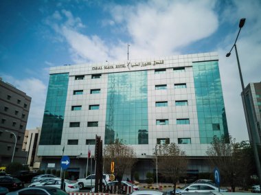 Coral Olaya Oteli ve Abdülmelik ibn Marwan Caddesi park halindeki araçlarla dolu, Riyad