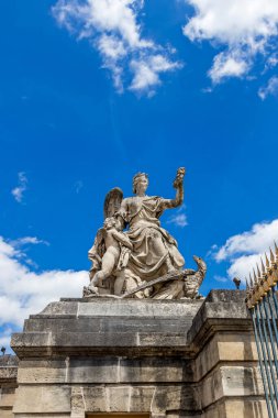 Fransa 'nın Versailles Sarayı' nın giriş kapısında alegorik bir heykel.