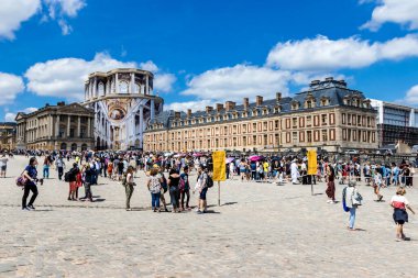 Cour d 'Honneur' da (Onur Mahkemesi) kuyrukta bekleyen turistler, Versailles Sarayı, Fransa