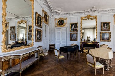 Versailles, Fransa 'nın Büyük Trianon Sarayı' nda bir odanın içinde.