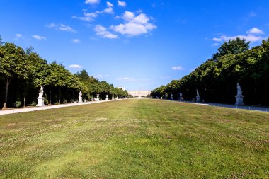 Versailles Sarayı 'ndan Allee Royale.