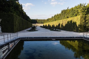 Versay Sarayı 'ndaki Allee d' Eau ve Dragon Fountain, Fransa