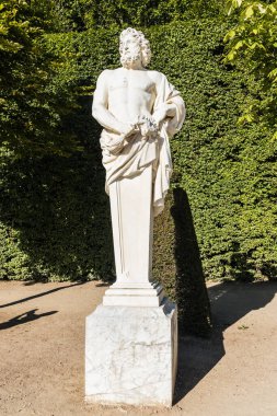 Versailles Sarayı 'nı süsleyen heykellerden biri.