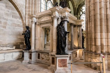 Saint-Denis, Paris 'teki Bazilika Katedrali' nde 2. Henry ve Catherine de 'Medici' nin mezarı.