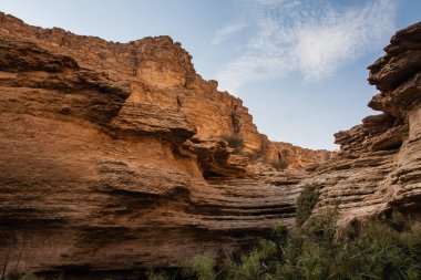 Riyad yakınlarındaki Sha 'ib Luha' daki ana havuzun üzerindeki aşınmış kanyon duvarı.