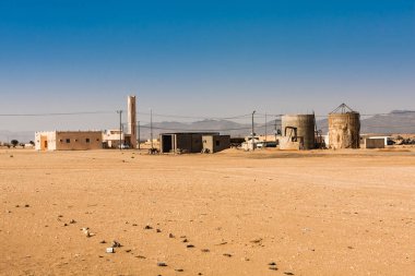 A small unnamed settlement on the Makkah Al Mukarramah Road east of Al Khasrah, Riyadh Province