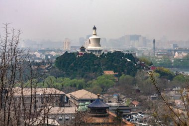 Pekin 'de sisli bir günde Beihai Parkı' ndaki Beyaz Pagoda, Jingshan Tepesi 'nden görüldü.