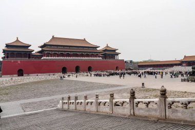 Meridian Kapısı kuzeyden görüldü, Yasak Şehir, Pekin 'deki beş kemeri gösteriyor.