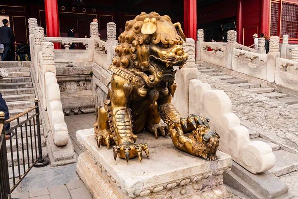 Une Sculpture Lion Chinois Doré Devant Porte Pureté Céleste Cité — Photo