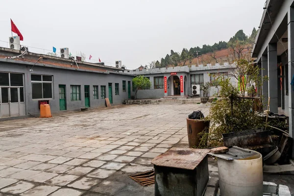 北京附近一家生产手工花瓶的小工厂 — 图库照片
