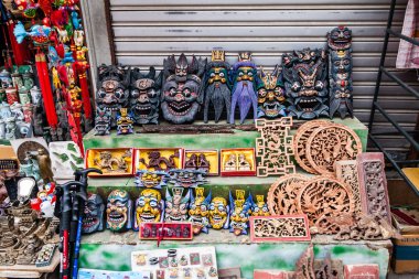 Çin Seddi yakınlarında el yapımı hediyelik eşya satan tezgahlar.