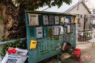 Pokfulam Village, Hong Kong 'da posta kutusu olan bir pano.