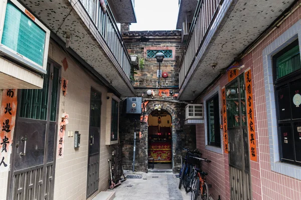 香港锦田锦兴围寨村的一条主要街道 尽头有一座庙宇 — 图库照片