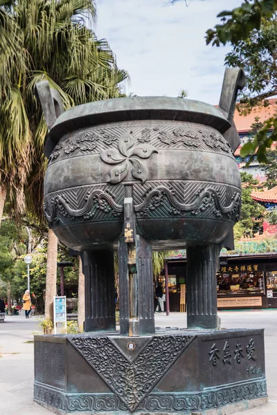 Quemador Incienso Metal Gigante Con Una Imagen Flor Bauhinia Cerca —  Fotos de Stock