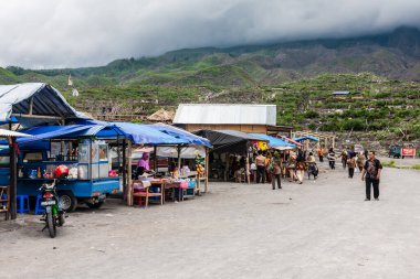 Endonezya 'nın Merapi Dağı yamacında bir açık hava pazarı