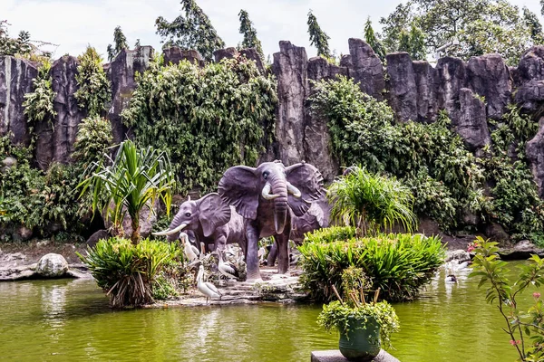 Ragunan Hayvanat Bahçesi 'nde bir grup hayvan heykeli, Jakarta