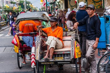 Malioboro Caddesi, Yogyakarta, Endonezya 'da bir trishaw.