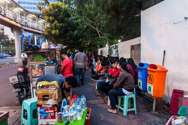 Crowded Street Jakarta Mobile Street Food Kiosks Indonesia — Stock Photo, Image