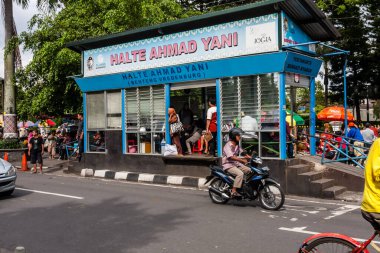 Fort Vredenburg Müzesi yakınlarında bir otobüs durağı, Yogyakarta, Endonezya