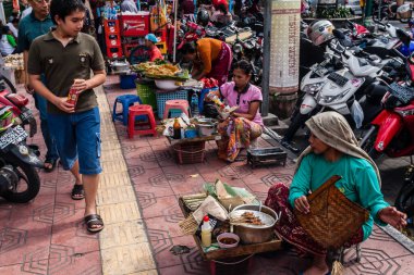 Jalan Malioboro 'da bir sokak pazarı, Yogyakarta, Endonezya