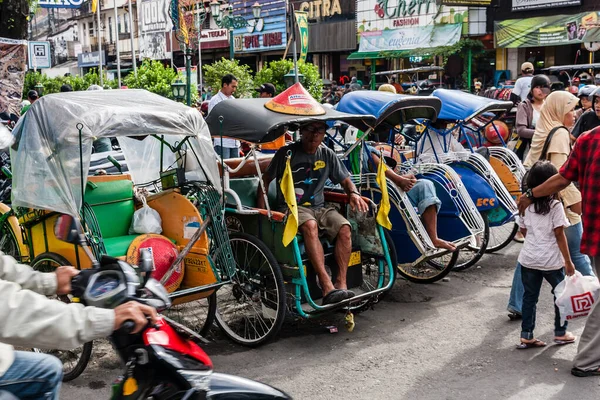 Trishaws Conductor Calle Malioboro Yogyakarta Indonesia —  Fotos de Stock