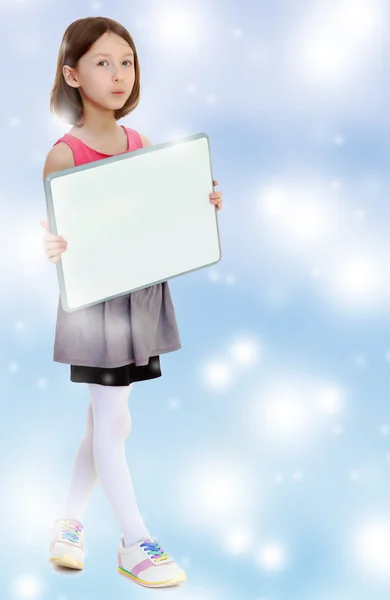 Liten jente med hvit plakat. . – stockfoto