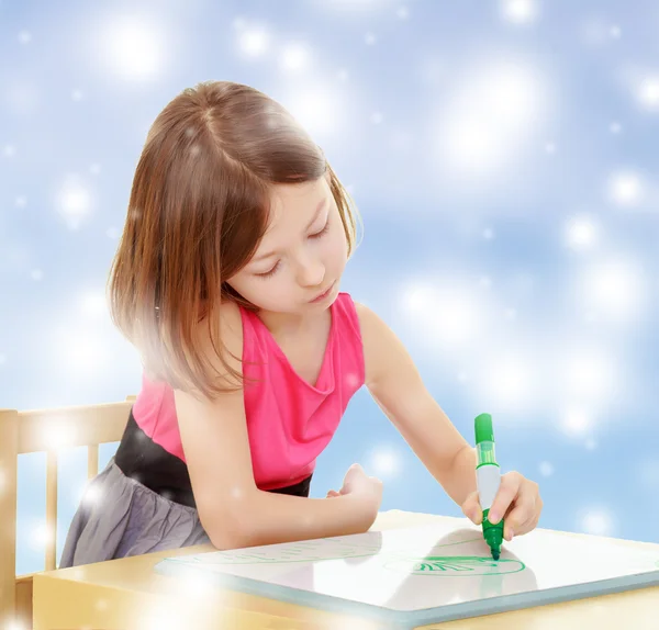 Little girl draws with marker sitting at the table. — Stock Photo, Image