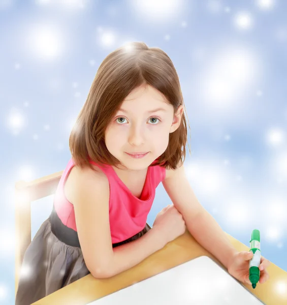 Little girl draws felt-tip pen on a white surface. — Stock Photo, Image