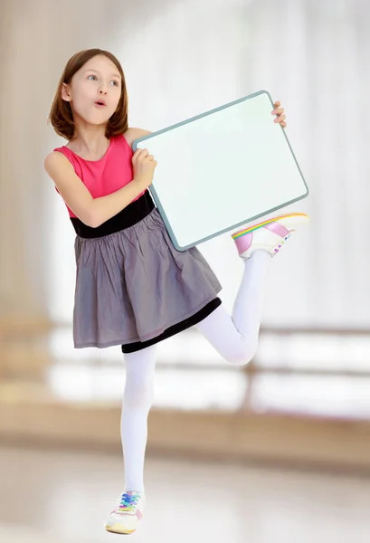 छोटी लड़की सफेद पोस्टर पकड़े हुए . — स्टॉक फ़ोटो, इमेज