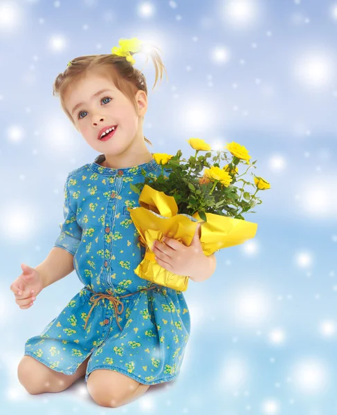 Menina com um buquê de flores amarelas — Fotografia de Stock