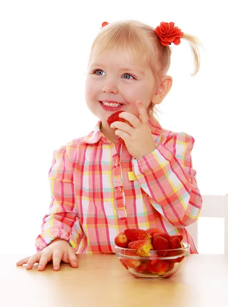 Little girl eats strawberries — 图库照片