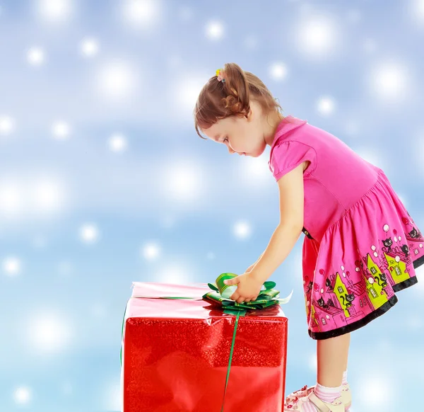 Ragazzina che guarda un regalo — Foto Stock