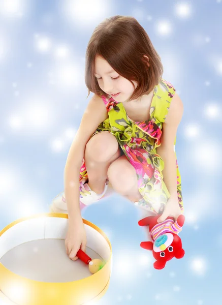 Маленькая девочка играет с круглой коробкой . — стоковое фото