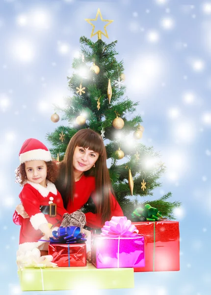 Mãe com filha perto da árvore de Natal — Fotografia de Stock