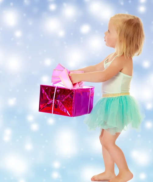 Kleine ballerina met een gift — Stockfoto