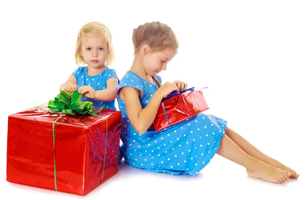 Bir hediye ile iki kız kardeş — Stok fotoğraf