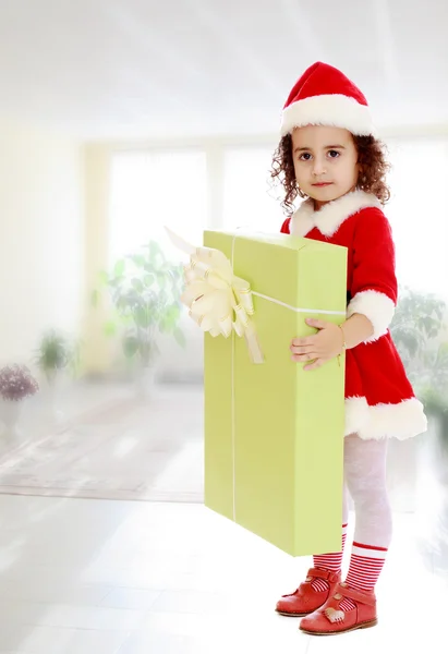 Malá holčička v kostýmu Santa Claus s dárky — Stock fotografie