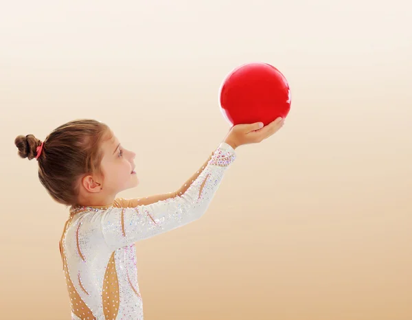 Kleine Turnerin mit Ball — Stockfoto