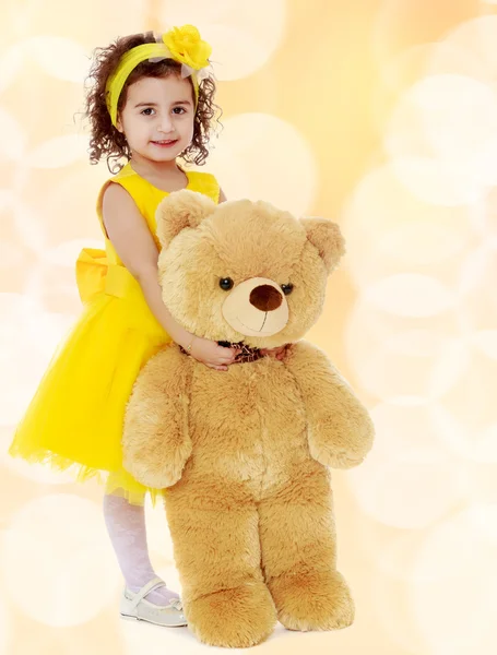 Gadis kecil memeluk boneka beruang — Stok Foto
