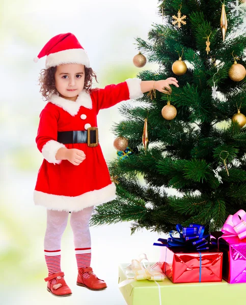Niña decora el árbol de Navidad — Foto de Stock