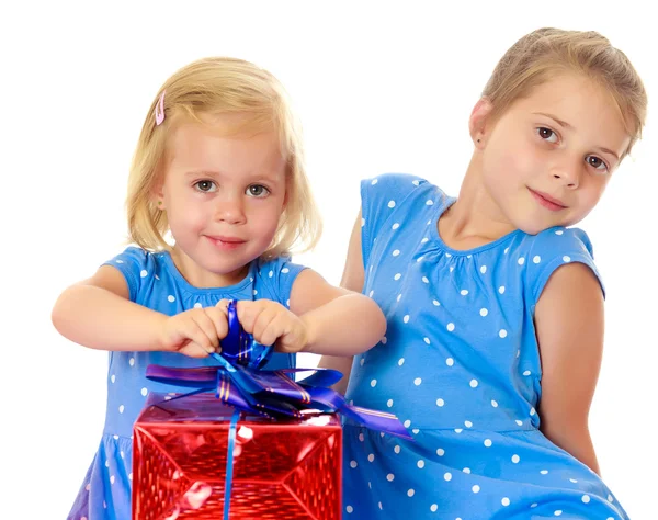 Två systrar med en gåva — Stockfoto