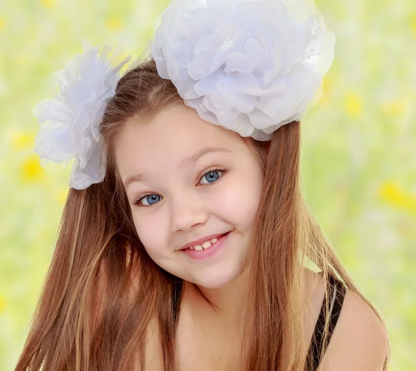Vacker liten flicka med vita rosetter på huvudet — Stockfoto