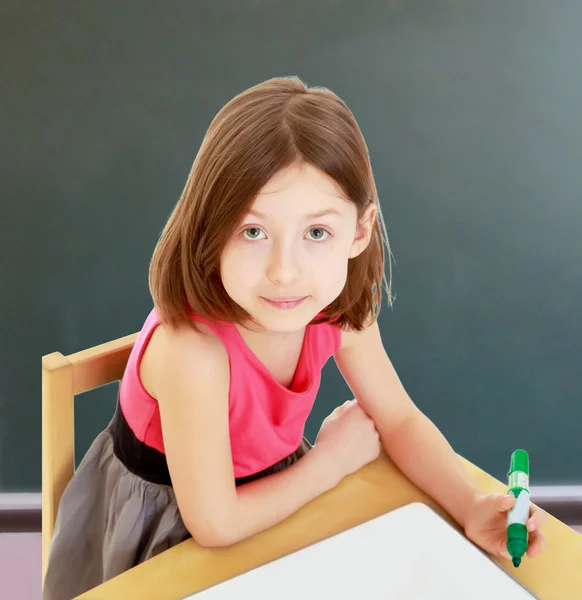 Liten flicka ritar tuschpenna på en vit yta. — Stockfoto