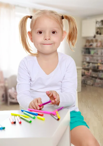 The girl draws with markers — Stock Photo, Image