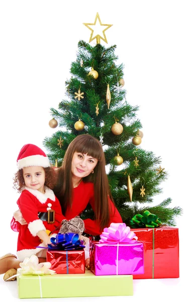 母亲带着女儿，离圣诞节树 — 图库照片