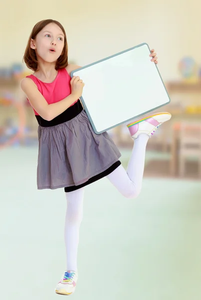 Liten flicka innehav vit affisch. — Stockfoto